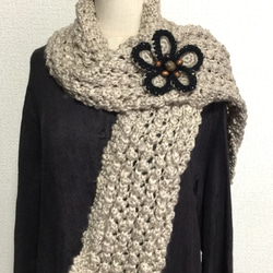 お花ブローチ付きの玉編みマフラー 4枚目の画像