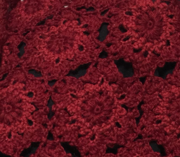 モチーフつなぎの赤いケープショール 4枚目の画像