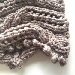 【冬物一掃半額セール】ケーブルと透かし編みのネックウォーマー 3枚目の画像