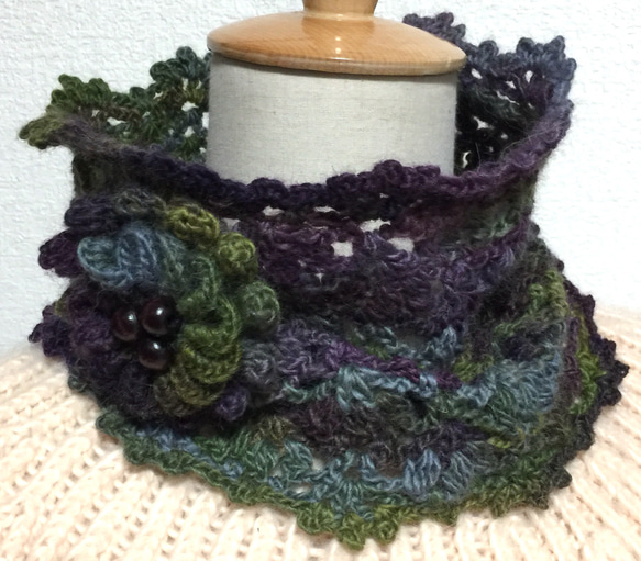 お花コサージュ付き模様編みのネックウォーマー 1枚目の画像
