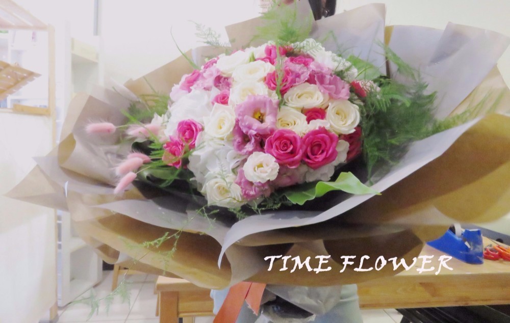 花を植えます。春アジサイのピンクのバラ