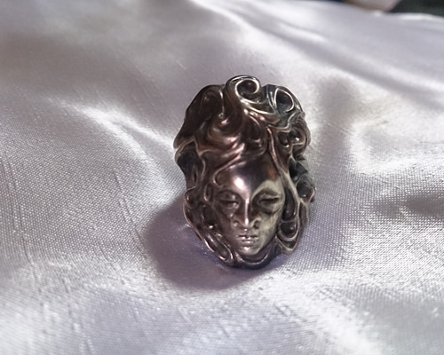 シルバーリング 女性の顔 彫刻 AVASILVER 女性モチーフリング（男女兼用） 指輪・リング ｼﾙﾊﾞｰｱｸｾｻﾘｰ TASUKU