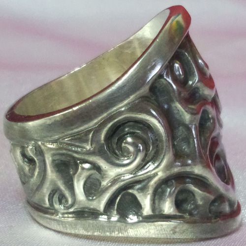 鬼模様リング 指輪・リング ｼﾙﾊﾞｰｱｸｾｻﾘｰ TASUKU 通販 99644｜Creema