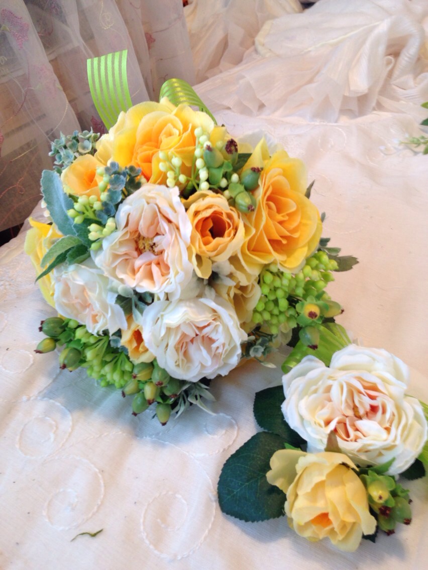 イエローグリーンのナチュラルラウンドブーケ