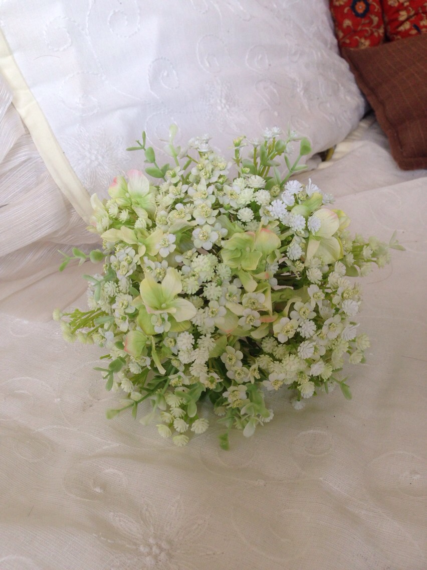 ホワイトグリーンのラウンドブーケ