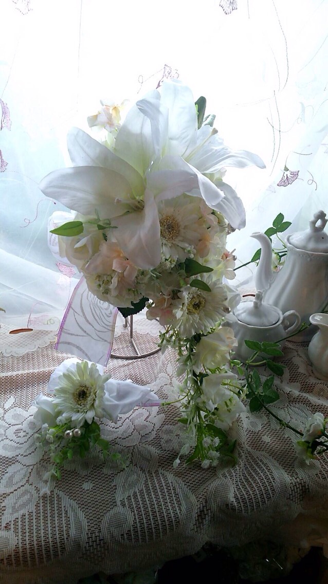 カサブランカとガーベラのホワイトキャスケードブーケ