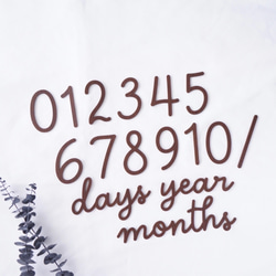 W007【 Number + days months year 】 木製 レターバナー 月齢フォト アイテム Dark 1枚目の画像