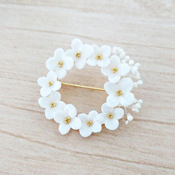 白いお花のリースブローチ＊タイプ10＊ 3枚目の画像