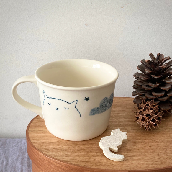 「猫いっぱい」ふちねこ　クリスマス限定 マグカップとブローチセット 1枚目の画像