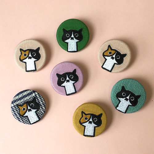 選べるキュンと刺繍猫ブローチ」三毛猫ハチワレ猫 ブローチ