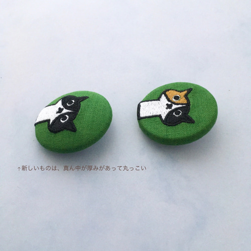 No.412　ハチワレ猫３兄弟　刺繍ブローチ 特価:ねこ(ハチワレ)【ブローチ】 猫 ネコ cat 動物 刺繍 クロス