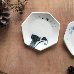 貓的臉“在尾巴上”Cat x Chameleon Cat x Hedgehog Dish Set工作 第2張的照片