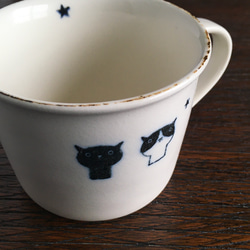 猫のうつわ「黒猫とハチワレ猫」マグカップ 5枚目の画像
