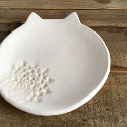 猫のうつわ「白猫」小皿1枚と箸置き２個セット 8枚目の画像