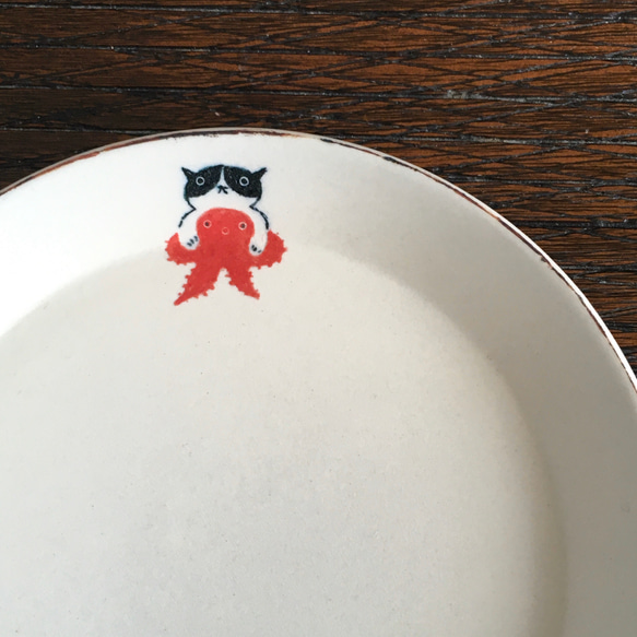 猫のうつわ「猫にタコ　ハチワレ猫」小皿　受注制作 2枚目の画像