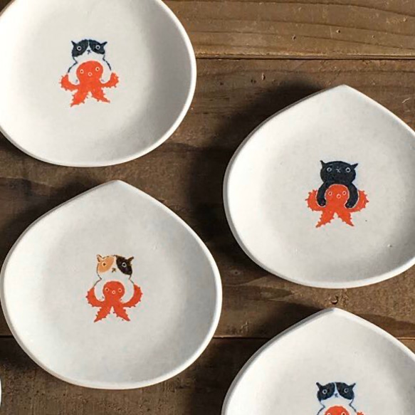 猫のうつわ「猫にタコ　ハチワレ猫」小皿　受注制作 7枚目の画像