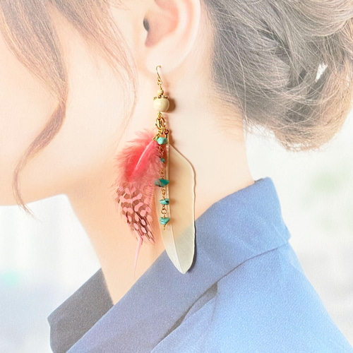 ゆらりふわふわ〜 ホロホロ鳥・赤系【フェザー／羽根・ピアス