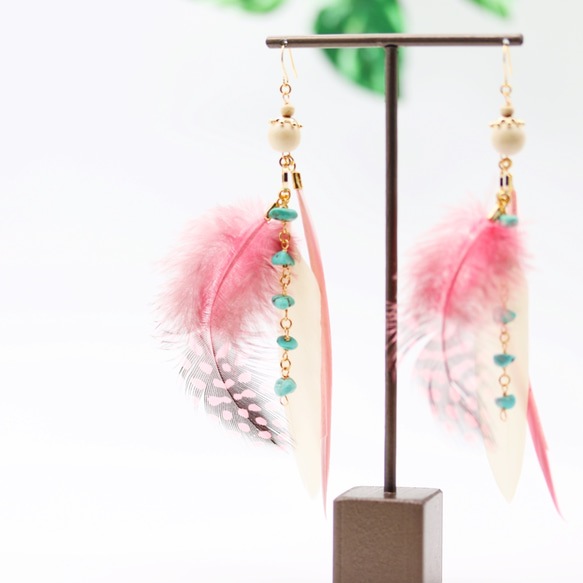 ゆらりふわふわ〜 ホロホロ鳥・赤系【フェザー／羽根・ピアス