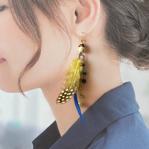 ゆらりふわふわ〜 ホロホロ鳥・赤系【フェザー／羽根・ピアス