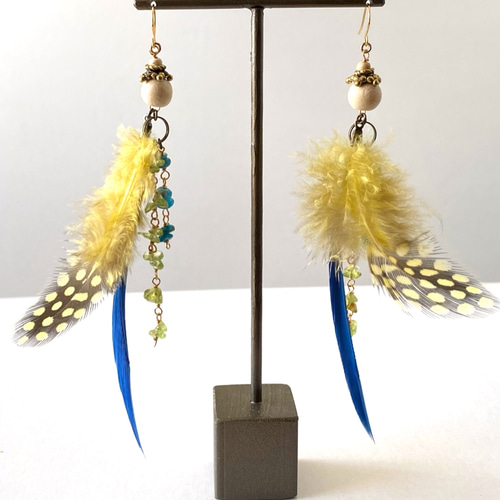 ゆらりふわふわ〜 ホロホロ鳥・赤系【フェザー／羽根・ピアス