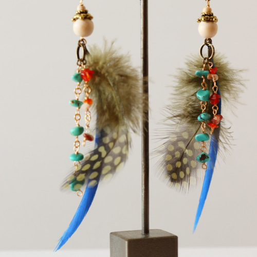 ゆらりふわふわ〜 ホロホロ鳥・赤系【フェザー／羽根・ピアス