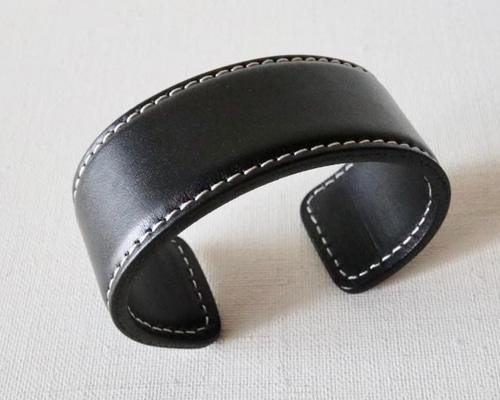 美品！Polina パンサーモチーフバングル黒 美品！Polina パンサーモチーフバングル黒 パンサー バングル L