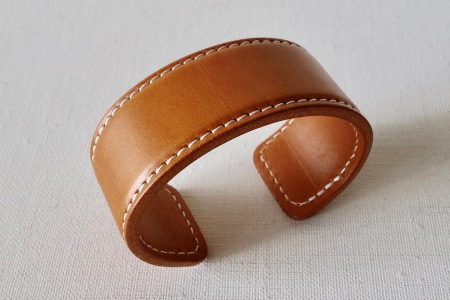 PERSIMMON 30mm幅 革製 バングル  ライトキャメル × オフホワイト