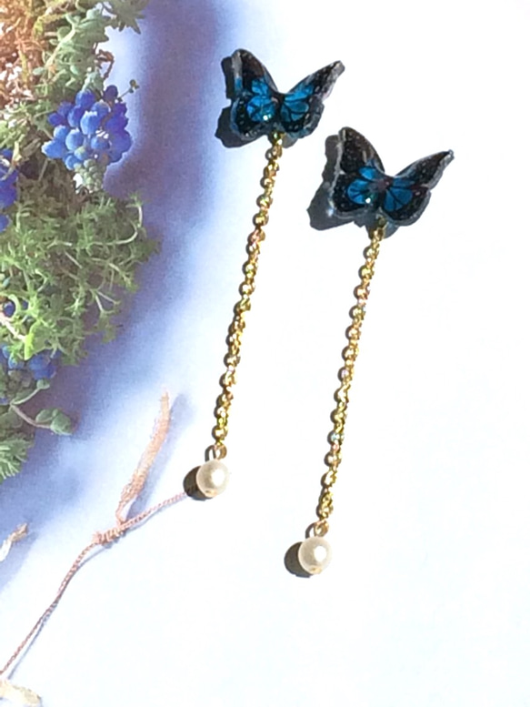 17Butterfly  手描き蝶々 濃い青  ピアス 2枚目の画像
