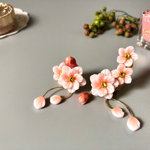 桃の花クリップイヤリング アシンメトリー ポリマークレイ オーブン