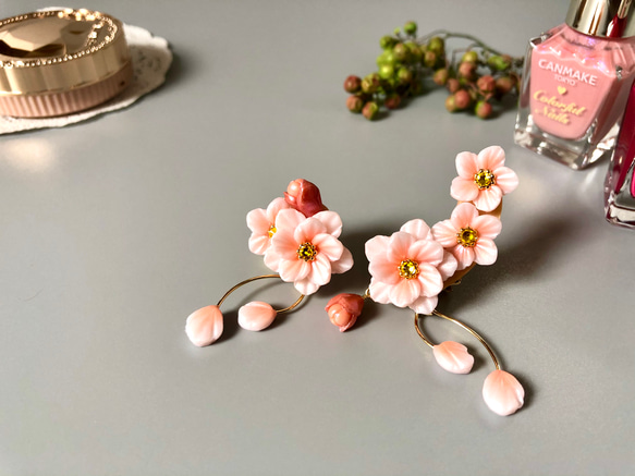 桃の花クリップイヤリング アシンメトリー ポリマークレイ オーブン