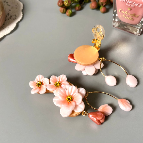 桃の花クリップイヤリング アシンメトリー ポリマークレイ オーブン