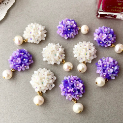 丸い白い紫陽花と高級淡水パールのイヤーカフ 2枚目の画像