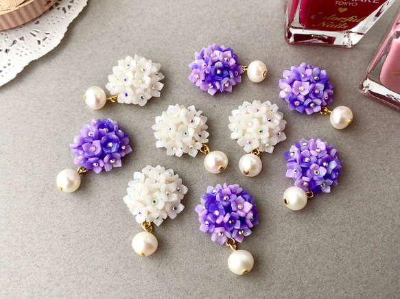 丸い白い紫陽花と高級淡水パールのイヤーカフ 2枚目の画像