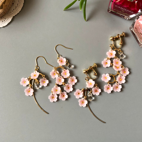 咲き溢れる桜(アシンメトリー)【金属アレルギー対応】ポリマー 咲き溢れる桜(アシンメトリー)【金属アレルギー対応】ポリマー