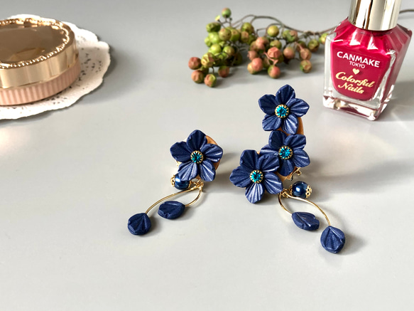 グッと大人なネイビーフラワーのイヤーカフ アシンメトリー ポリマー