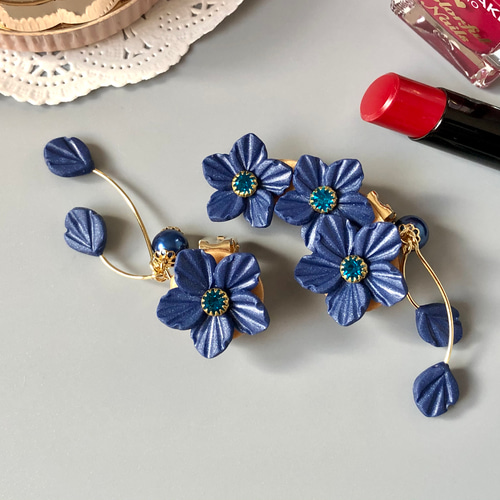 グッと大人なネイビーフラワーのイヤーカフ アシンメトリー ポリマー