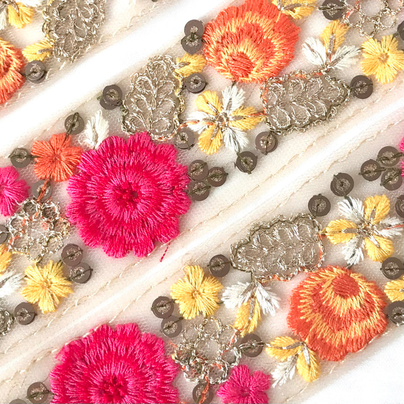 インド刺繍リボン　花柄刺繍　NO,1　インド　サリーボーダー　刺繍　生地　布　素材　テープ　小物 2枚目の画像