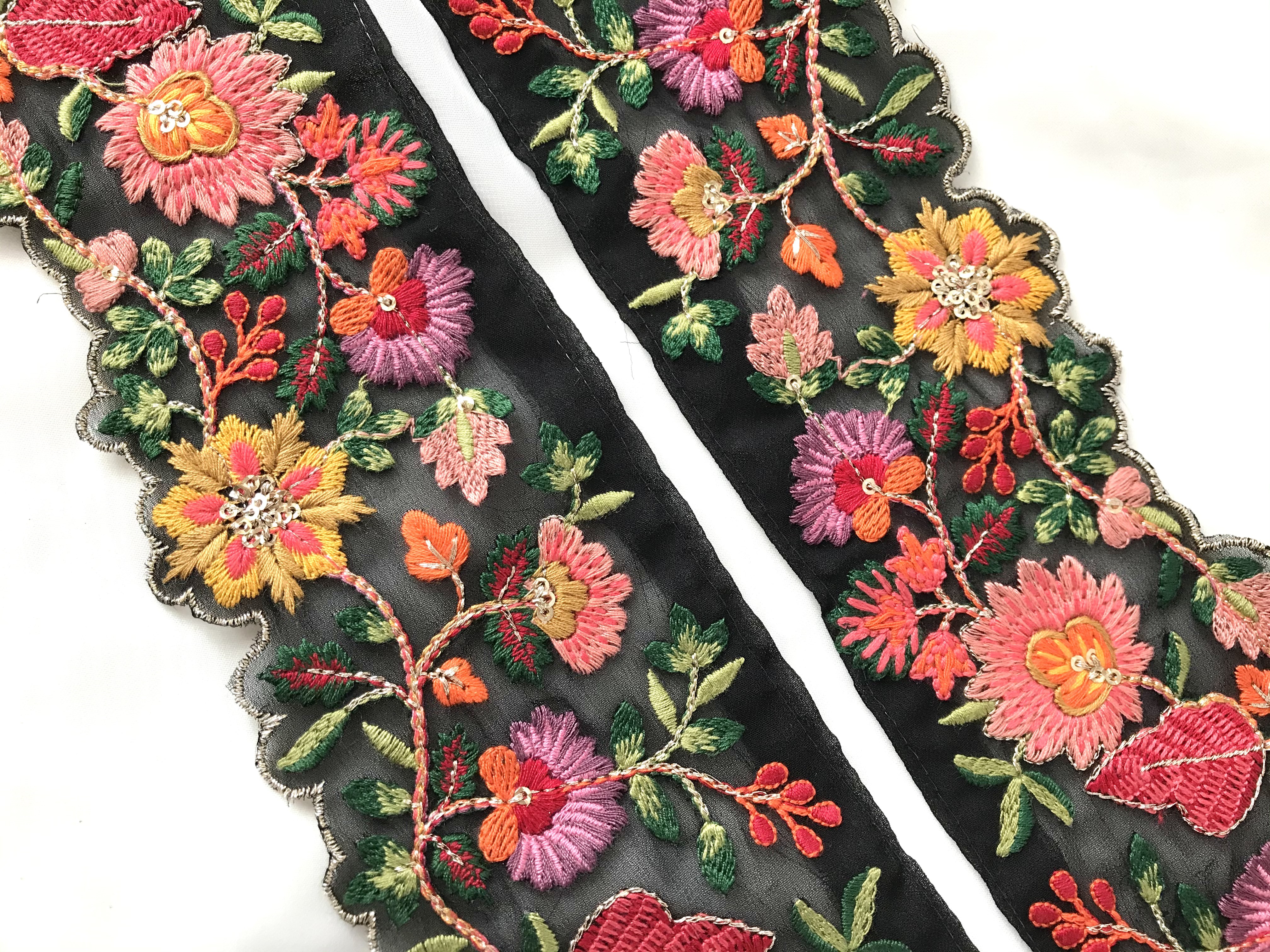 5月末まで 大きな額装 インドの伝統的なハンドメイド総刺繍アート 花と動物 5月末まで 大きな額装 インドの伝統的なハンドメイド総刺繍