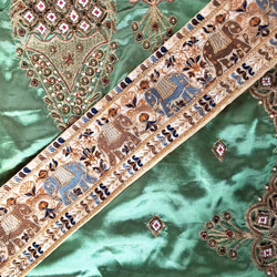 インド刺繍リボン　NO,16  インド　サリーボーダー　刺繍　生地　布　素材　テープ　小物 1枚目の画像