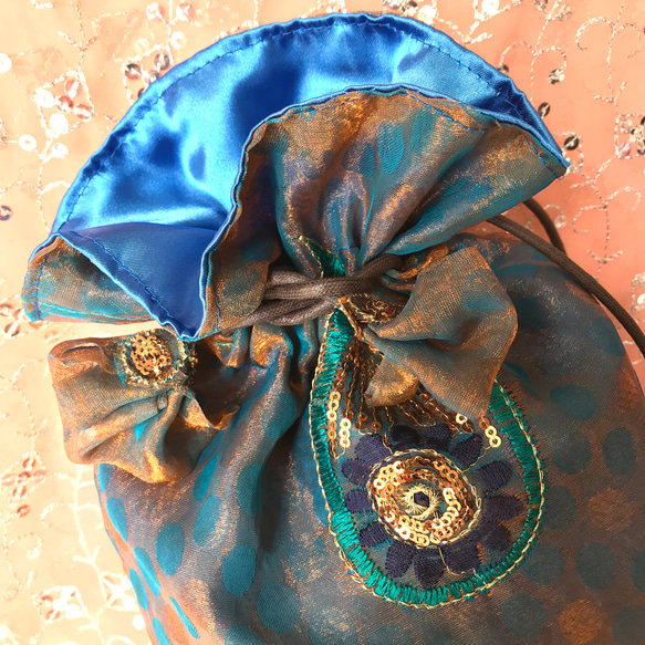 インド刺繡　　巾着バック　ポーチ　NO,8 バイカラー　インド　サリー　サリーボーダー　　刺繍　生地　布　素材　小物　　 2枚目の画像
