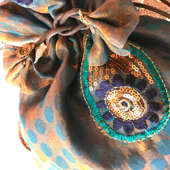 インド刺繡　　巾着バック　ポーチ　NO,8 バイカラー　インド　サリー　サリーボーダー　　刺繍　生地　布　素材　小物　　 3枚目の画像