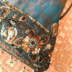インド刺繡　　巾着バック　ポーチ　NO,8 バイカラー　インド　サリー　サリーボーダー　　刺繍　生地　布　素材　小物　　 4枚目の画像