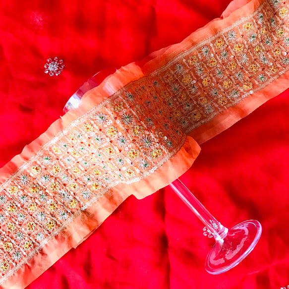 インド刺繍リボン　ビンテージ　No.10 インド　サリーボーダー　刺繍　生地　布　素材　テープ　小物 1枚目の画像