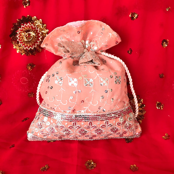 インド刺繡　　巾着バック　ポーチ　NO,10  ピンク　インド　サリー　サリーボーダー　　刺繍　生地　布　素材　小物　　 2枚目の画像