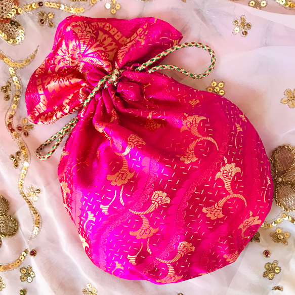 インド刺繡　　巾着バック　まんまるポーチ　NO,5 ピンク　インド　サリー　刺繍　生地　布　素材　小物　　 1枚目の画像