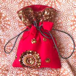 インド刺繡　　巾着バック　ポーチ　NO,16 レッド　インド　サリー　サリーボーダー　　刺繍　生地　布　素材　小物　　 1枚目の画像