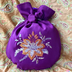 インド刺繡　　巾着バック　まんまるポーチ　NO,10 パープル  インド　サリー　刺繍　生地　布　素材　小物　　 1枚目の画像