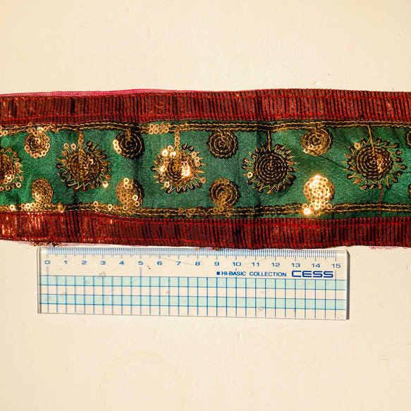 インド刺繍リボン　ユーズド　NO,19 インド　サリーボーダー　刺繍　生地　布　素材　テープ　小物 4枚目の画像