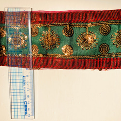 インド刺繍リボン　ユーズド　NO,19 インド　サリーボーダー　刺繍　生地　布　素材　テープ　小物 5枚目の画像