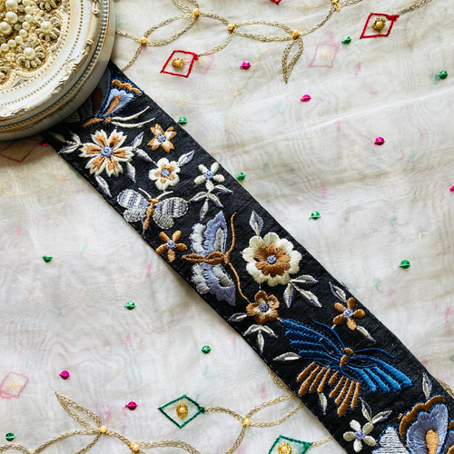 グレーの刺繍入りサリー